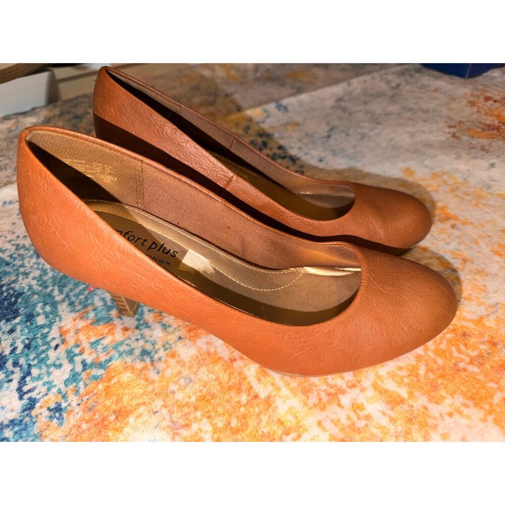 Comfort plus women's shoe with heel in tan color size 6.5 good condition
